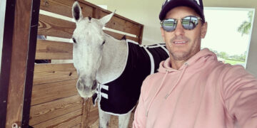 Nic Roldan posing alongside his horse PHOTO/Instagram